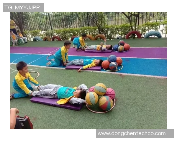 幼儿园趣味运动会运篮球小游戏提升孩子协调能力与团队合作精神